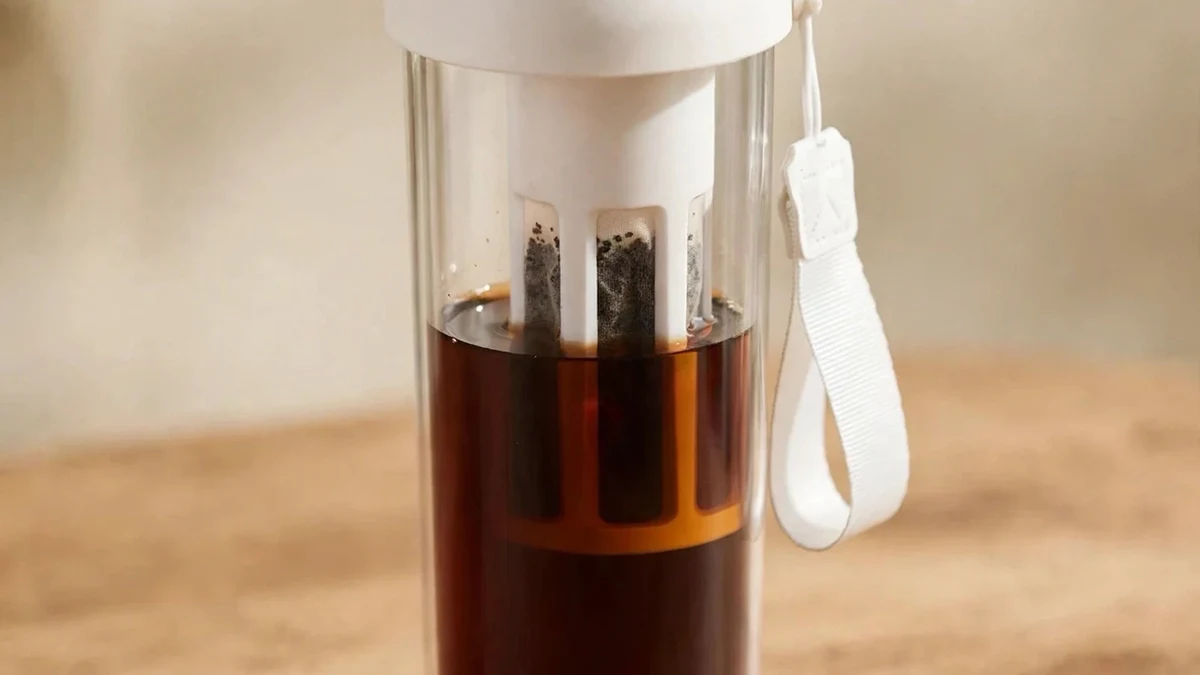 Bình ủ cold brew có lõi lọc đang ủ cà phê
