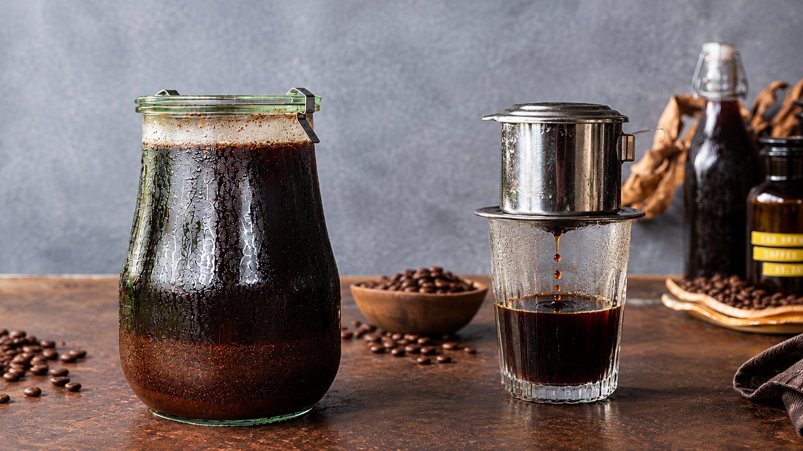 Bình ủ cold brew và phin cà phê đặt cạnh nhau