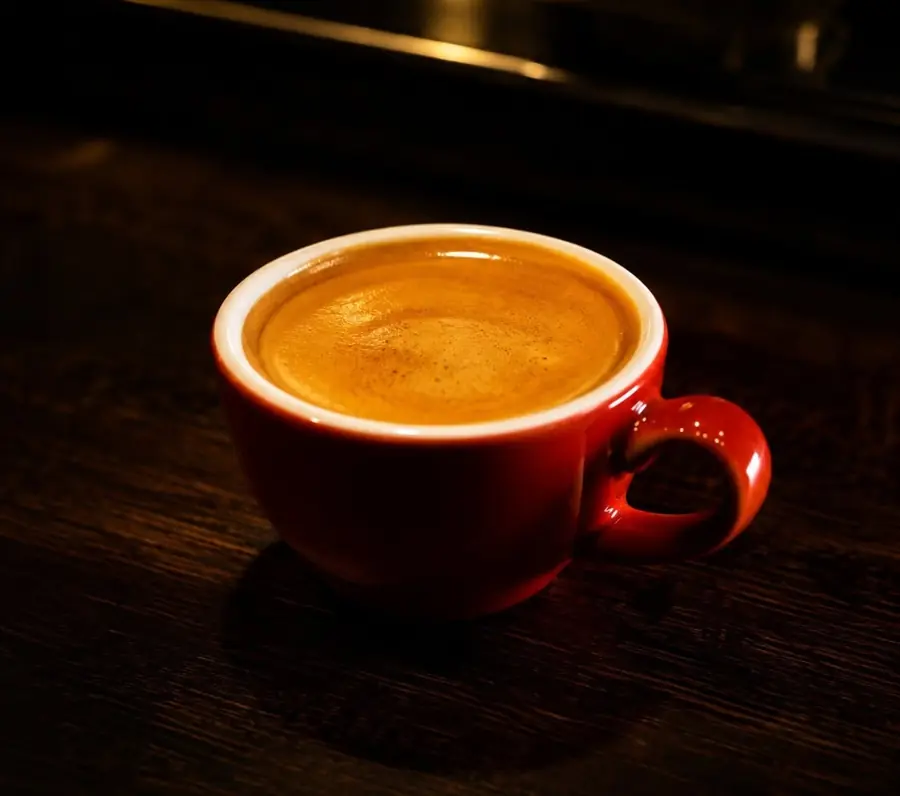 Tách cà phê espresso với lớp crema dày